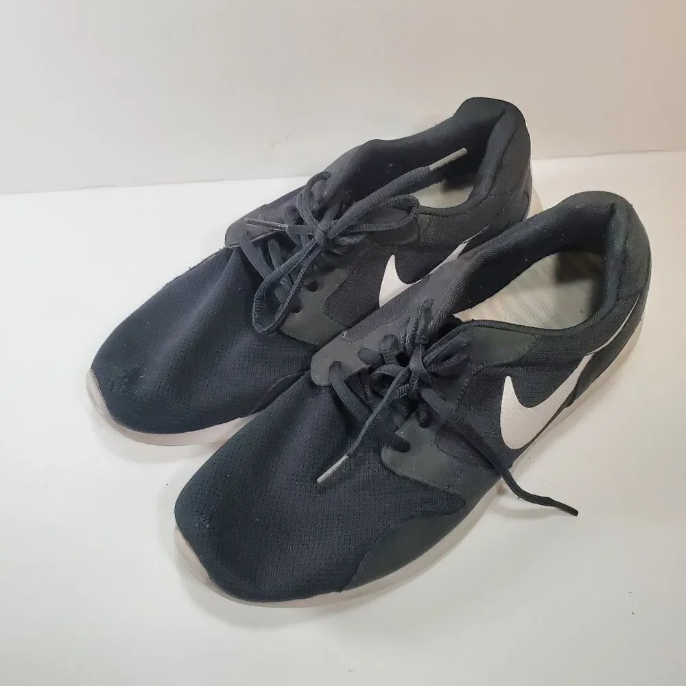 NIKE black tennis shoes